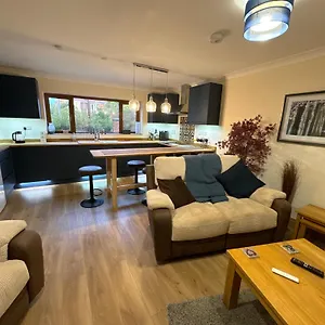  Apartment New Flat, 3 X Double Bed En-suite Bedrooms, Private Kitchen & Lounge, Free Private Parking & Own Workspaces United Kingdom