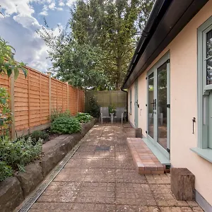  Holiday home Pass The Keys Charming Garden With Parking United Kingdom